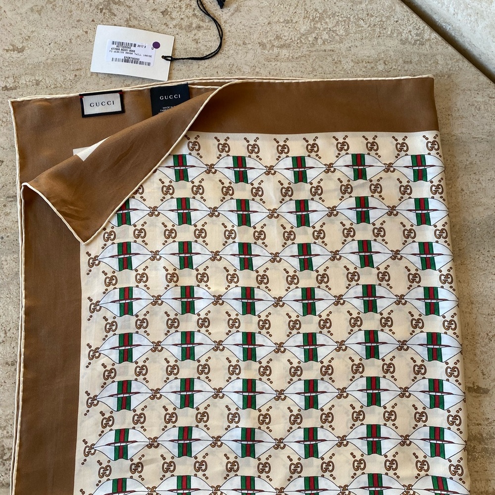 Gucci kisses silk scarf as worn by jlo new